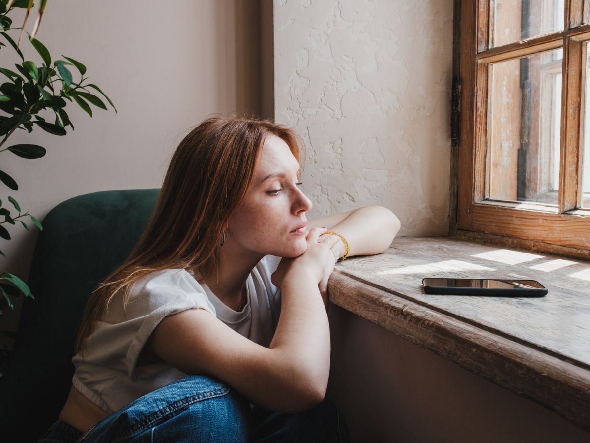 fiatal nő ablak telefon