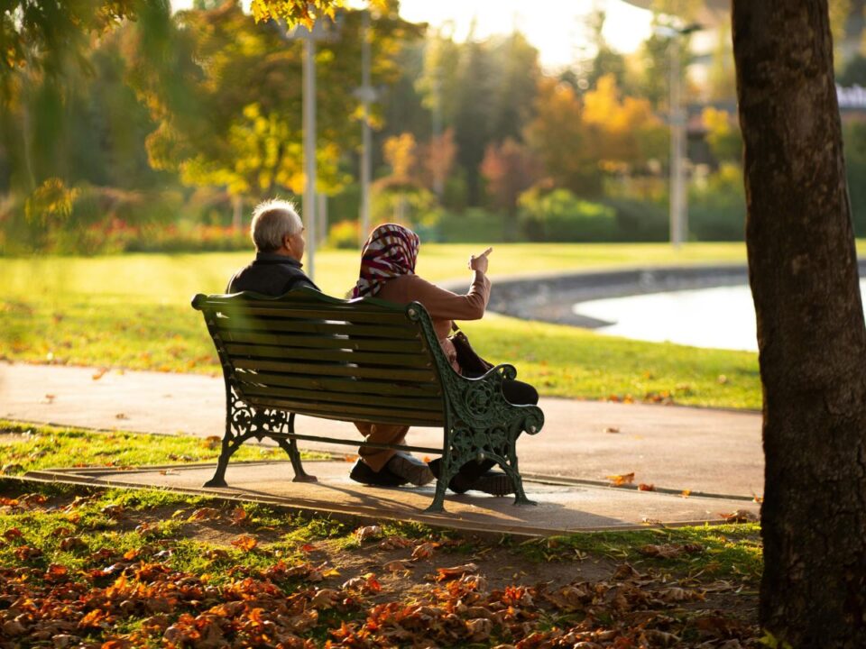 nyugdíjas pár a padon