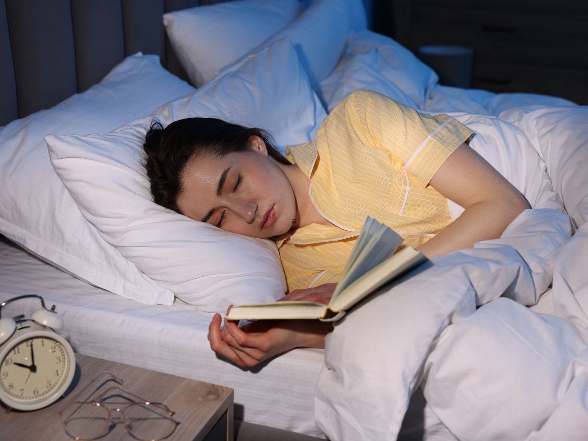 nő olvas lefekvés előtt