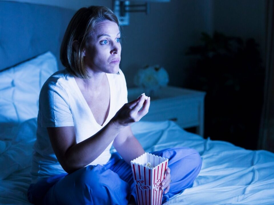 mas-agya-van-esti-olvasoknak-es-tevezoknek - Nők Lapja nő este tévét néz