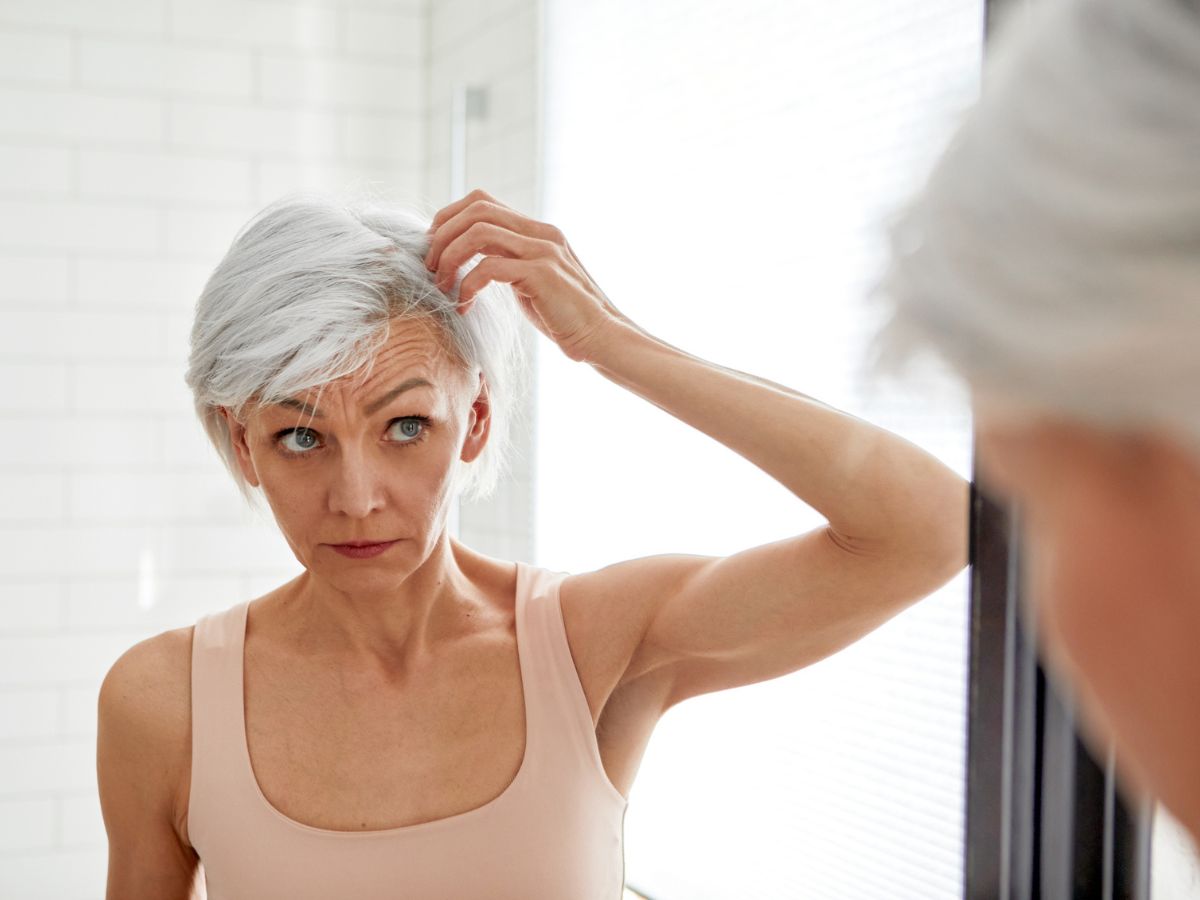 középkorú nő ősz haj tükör
