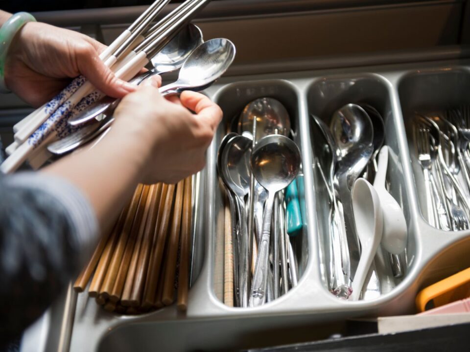 ragacsos zsír konyhai fiók természetes módszer takarítás