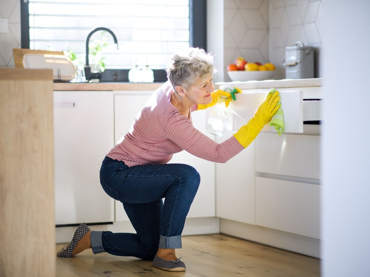 idős nő konyha fiók takarítás