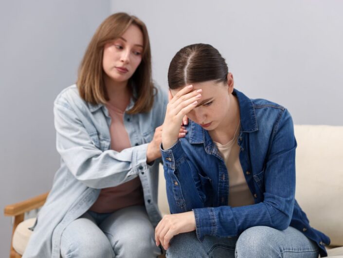 barátnő vigasztalja a másikat