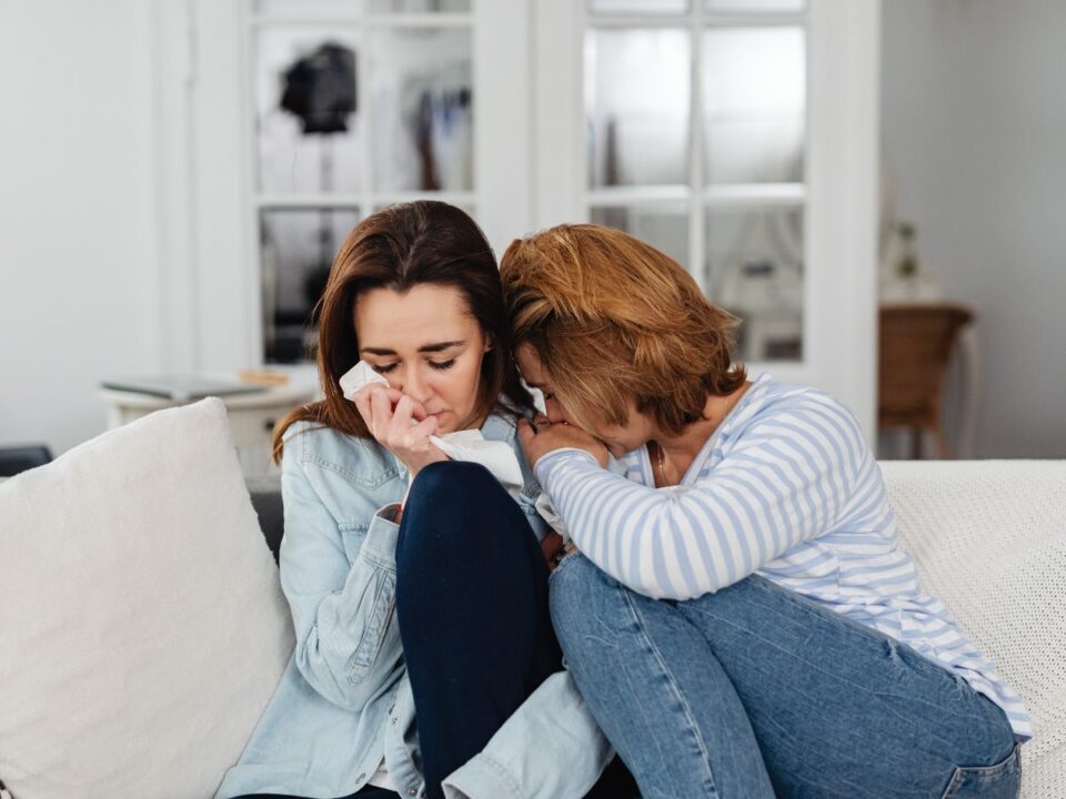 5-ok-amiert-nem-birod-masok-rossz-hireit - Nők Lapja barátnők vigasztalják egymást