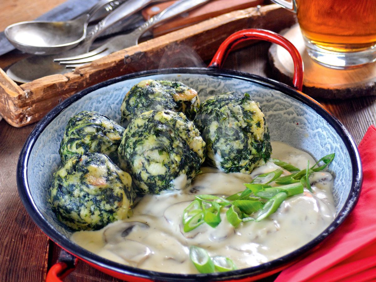 Spenótgombóc gombamártással