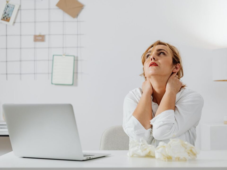 legegeszsegesebb-legegeszsegtelenebb-munkakorok - Nők Lapja stresszes nő a laptopja előtt