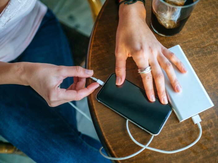 telefon töltés asztal töltő kábel kéz