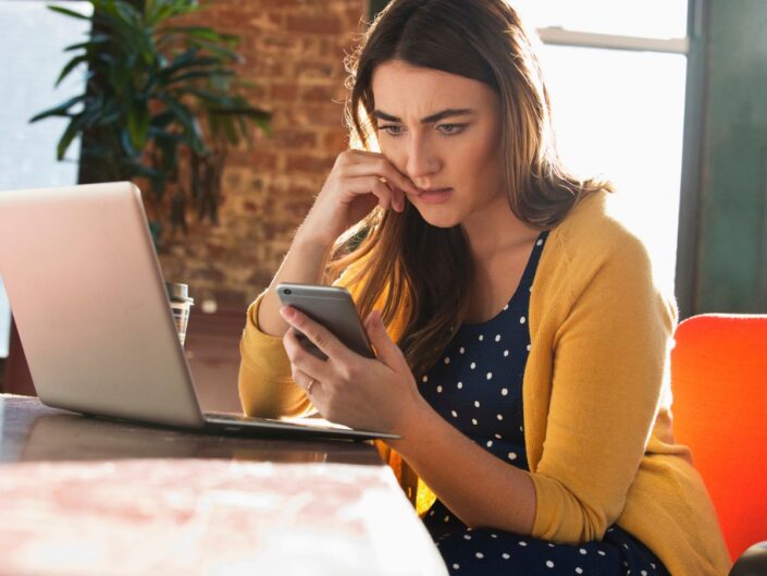 fiatal nő laptop telefon