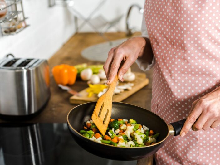 konyha hölgy tűzhely serpenyő sült zöldségek