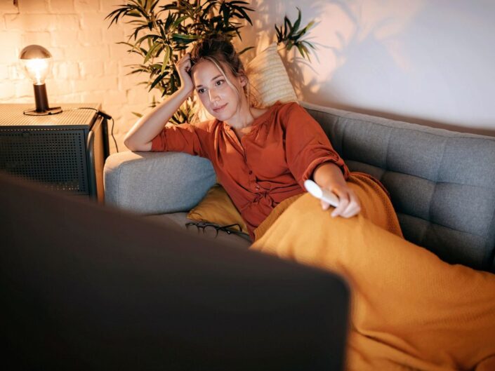 nő filmet néz tévé tv