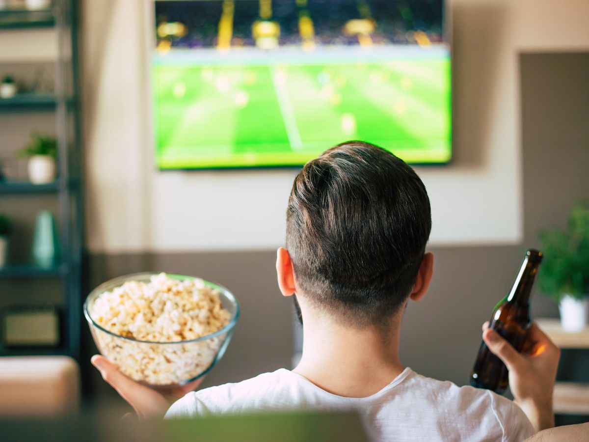 Unalmas lakás boldog férfi