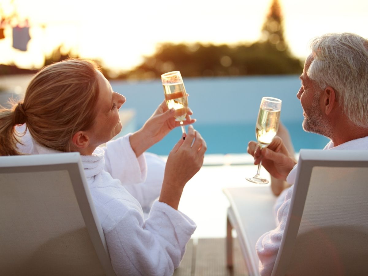 pár romantikusan pezsgőzik vízparton