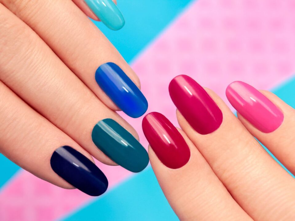 színes műköröm lakkozott köröm