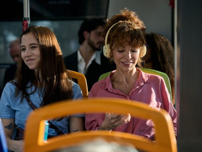 lány zenét hallgat a járművön