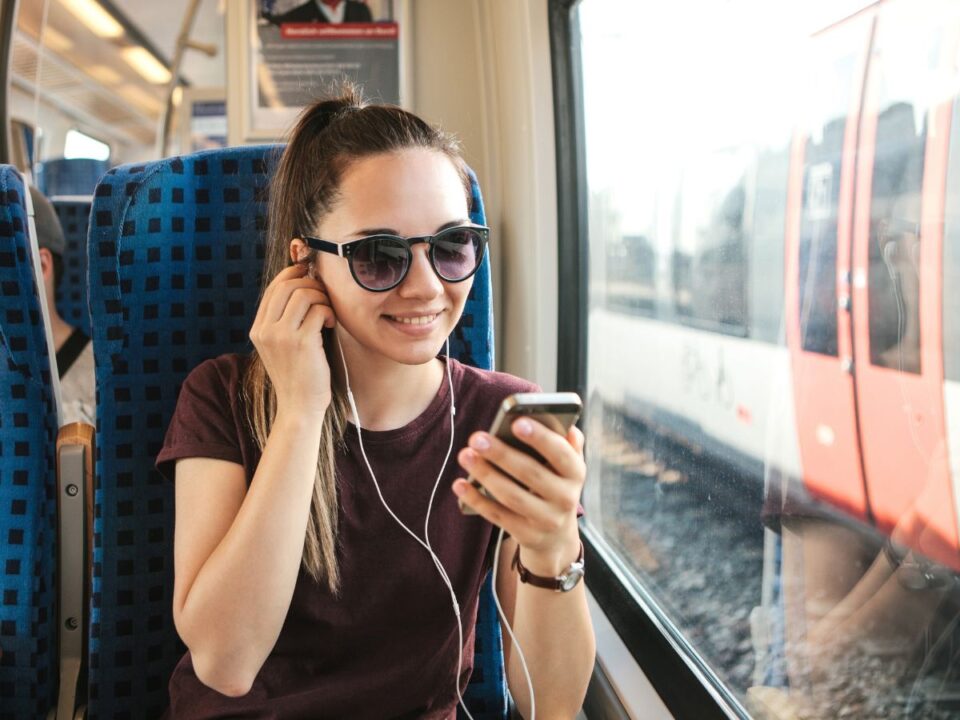 hangos-zenehallgatas-jarmu-viselkedes - Nők Lapja lány zenét hallgat vonaton
