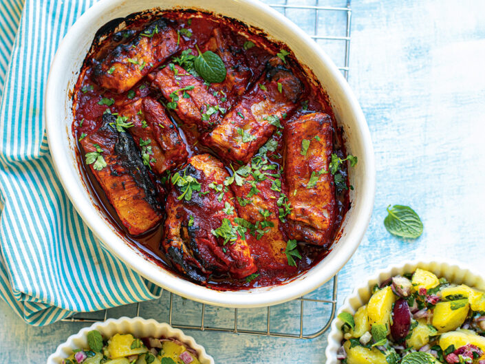 BBQ-szaftos oldalas mentával és krumplisalátával