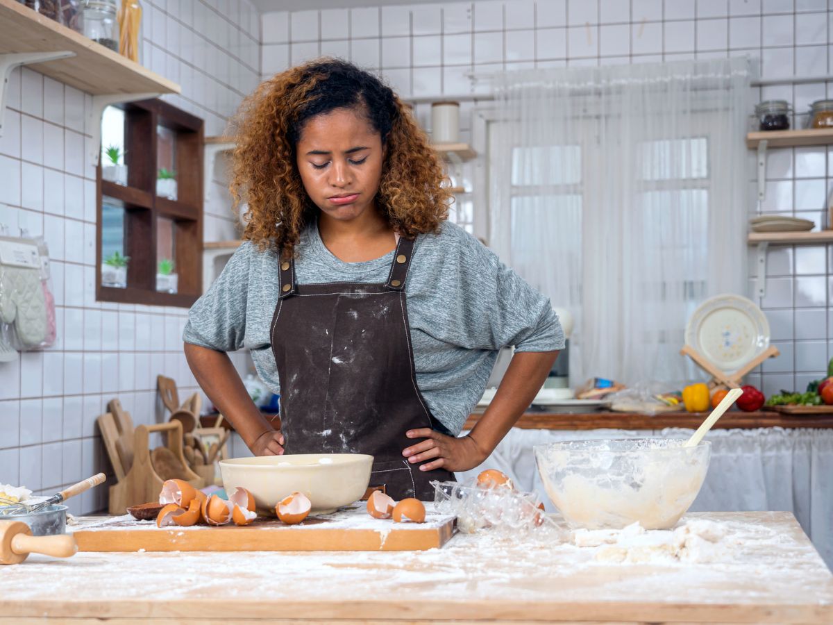 fiatal nő hibázik sütés-főzés közben