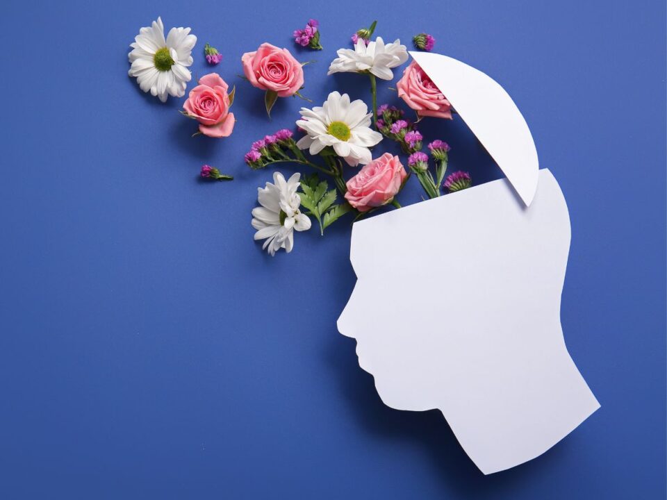 emberi makettfejből virágok ugranak elő