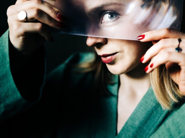 női arc tükördarab a szeme előtt