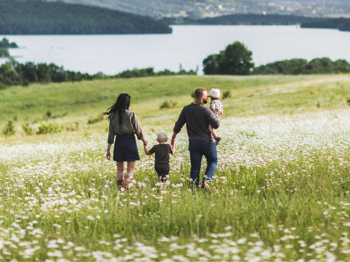 egy négyfős család kirándul egy virágos mezőn