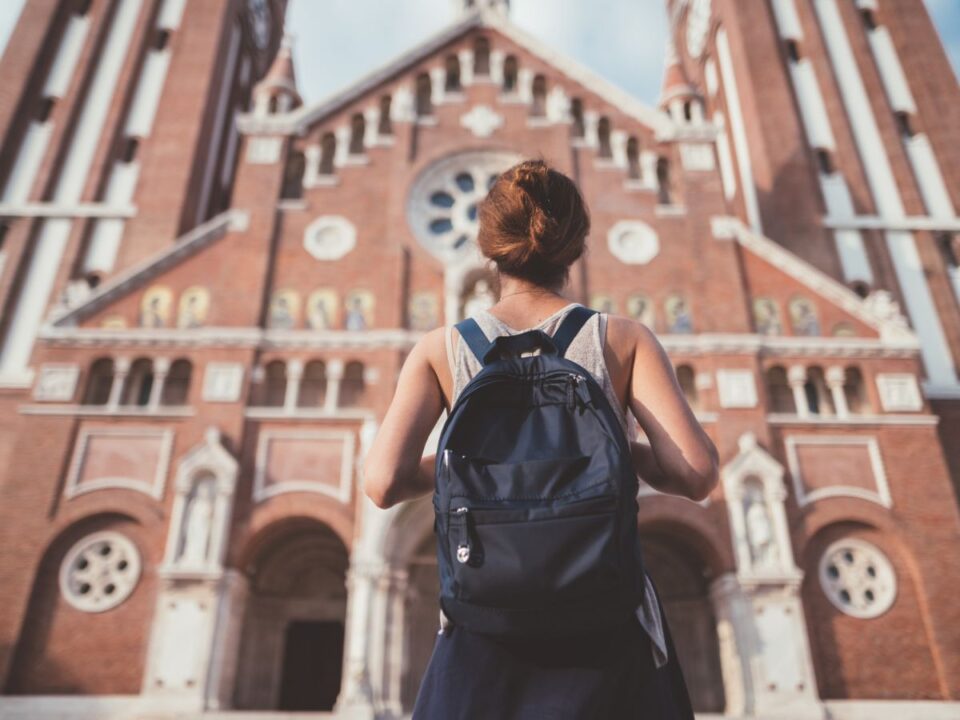 3-olcso-belfold-uticel-csaladdal - Nők Lapja Szegedi dóm előtt álló nő