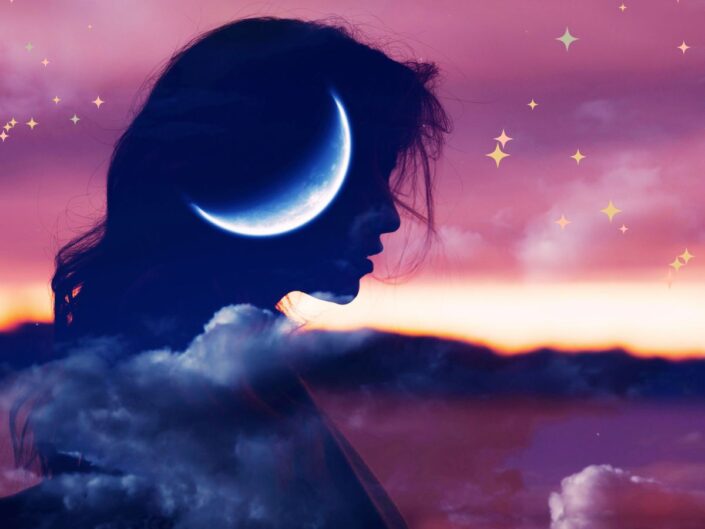 egy nő a szabadban a fején egy dagadó holddal