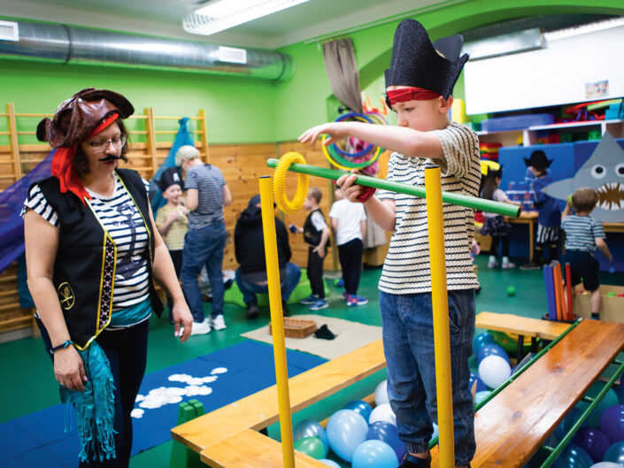 kalóznak öltözött gyerkeke is óvónők egy oviban