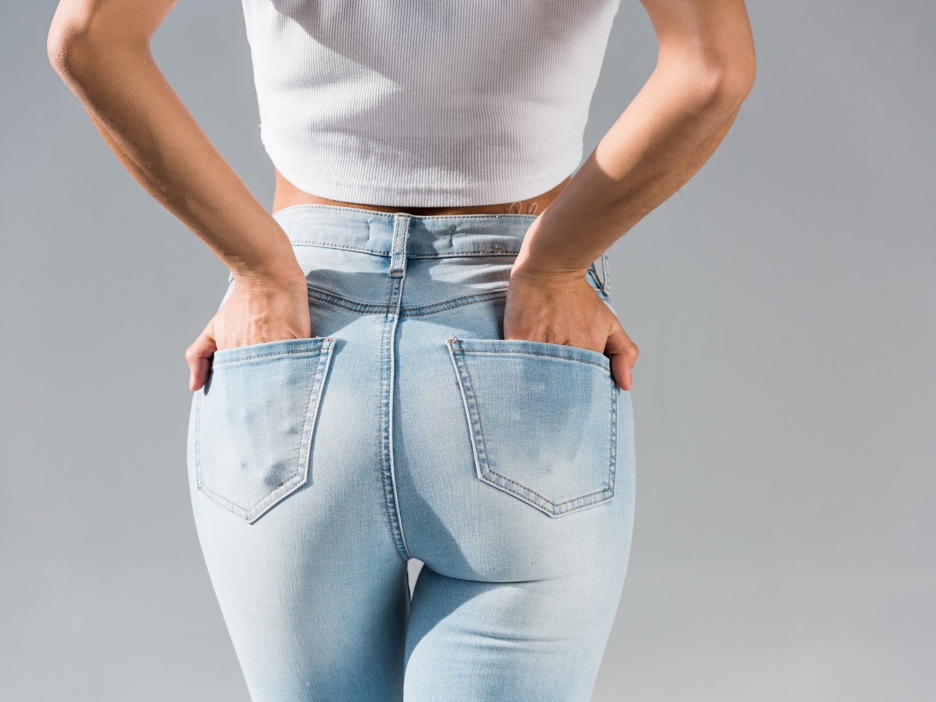 nő feneke farmerban