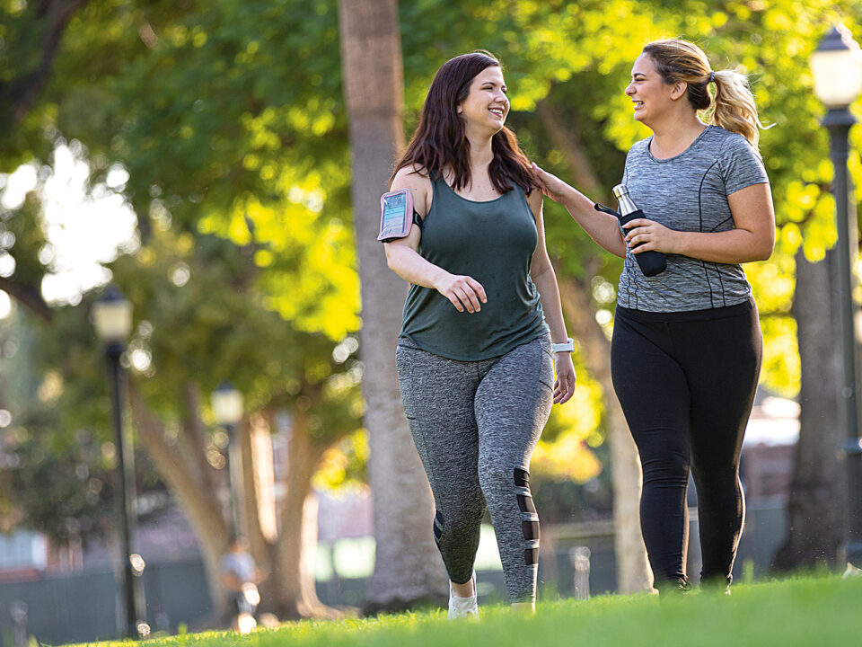 Young women jogging and getting healthy at the park - Nők Lapja