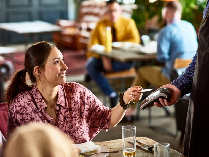 nő étteremben fizet