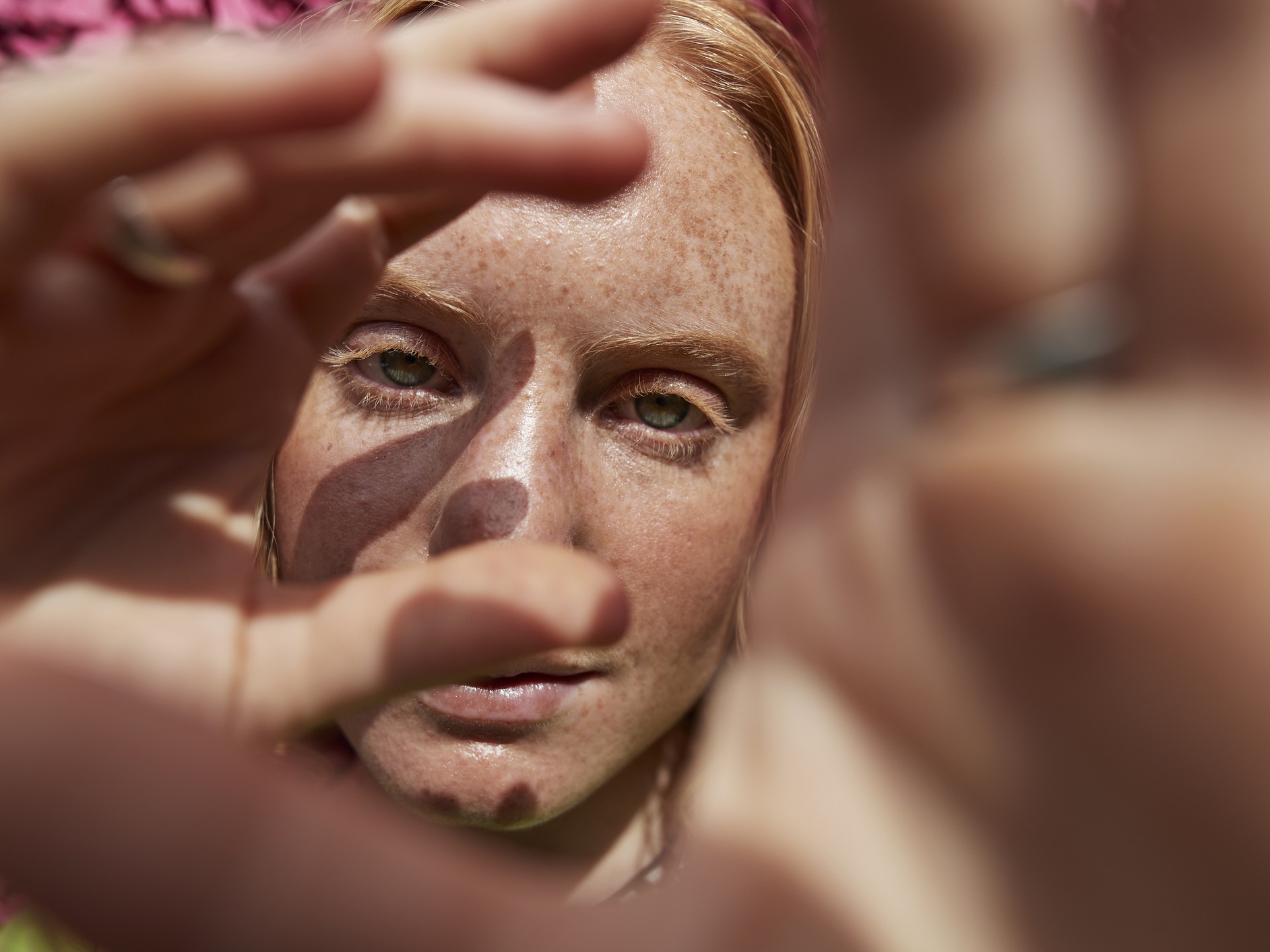 szeplős, vörös nő