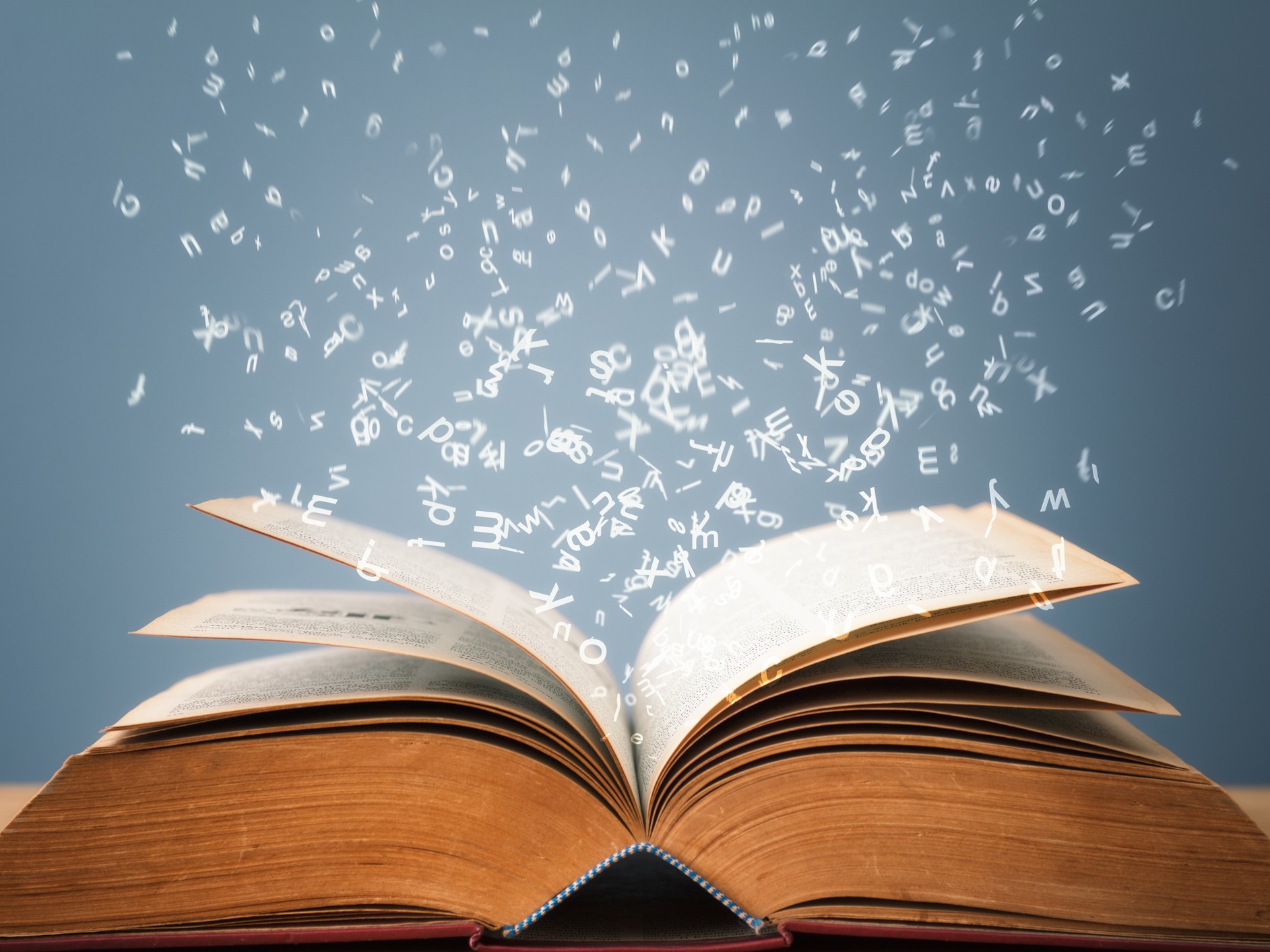 nyitott könyvből kirepülő betűk