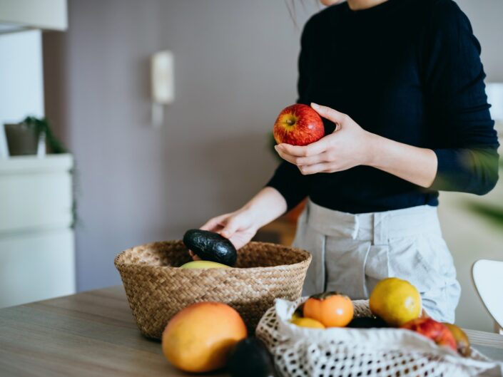 nő gyümölcsöt válogat