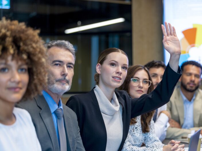 nő jelentkezik egy meetingen