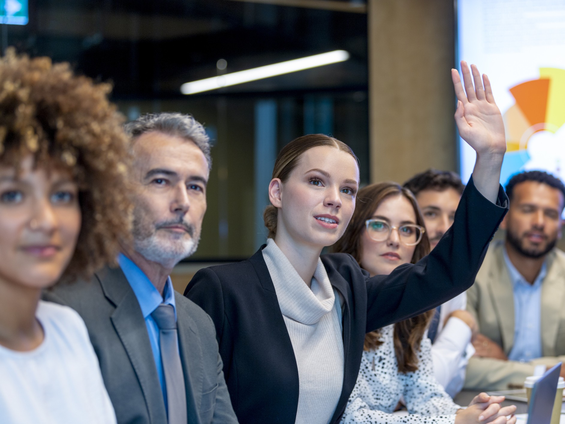 nő jelentkezik egy meetingen
