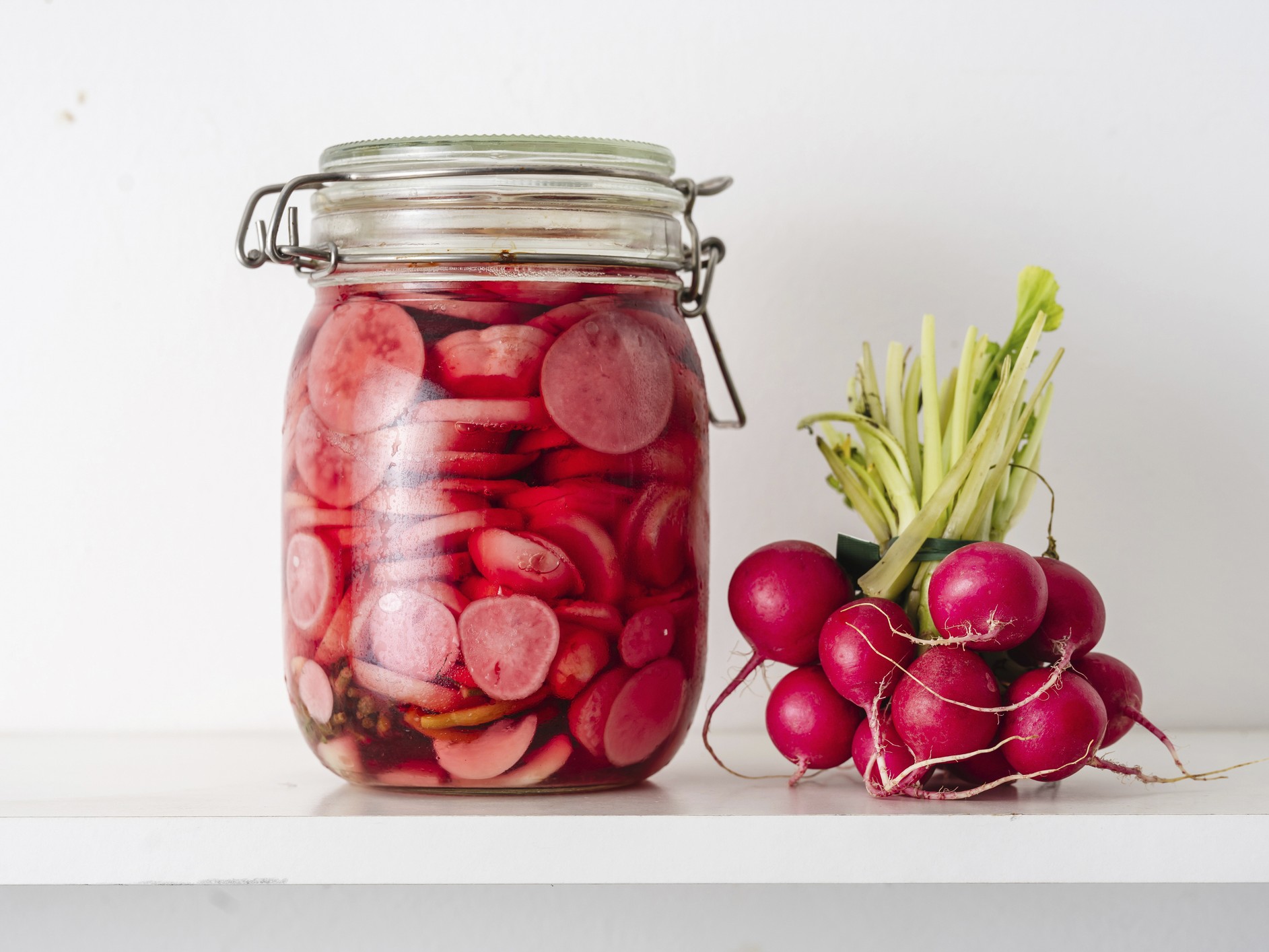 pácolt retek egy üvegben