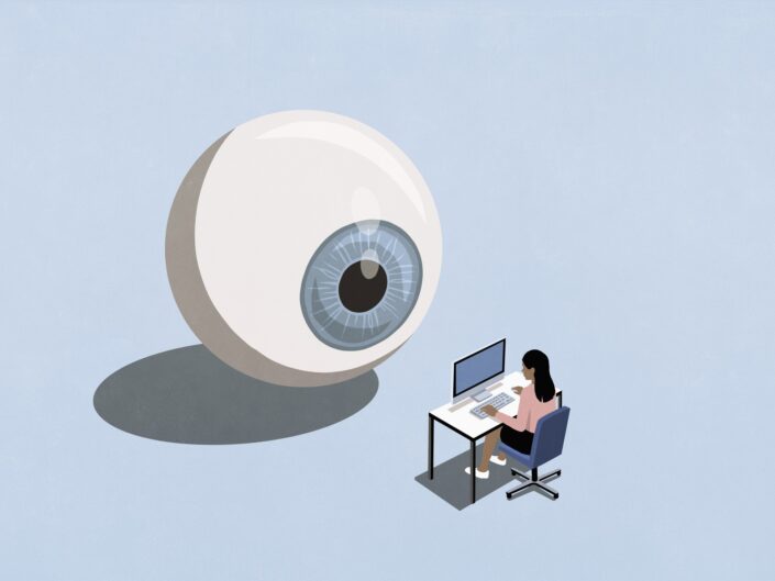 nő számítógépnél ül figyelik