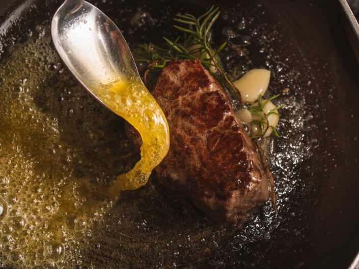 vajjal sült hús egy serpenyőben