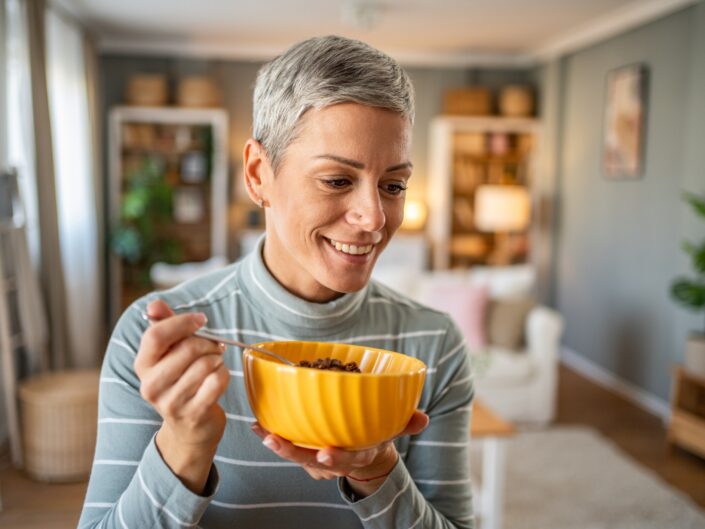 középkorú nő eszik