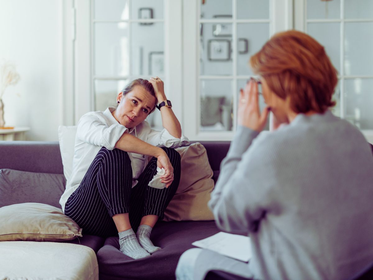 két nő beszélget, egyikük szemben, másikuk háttal látható