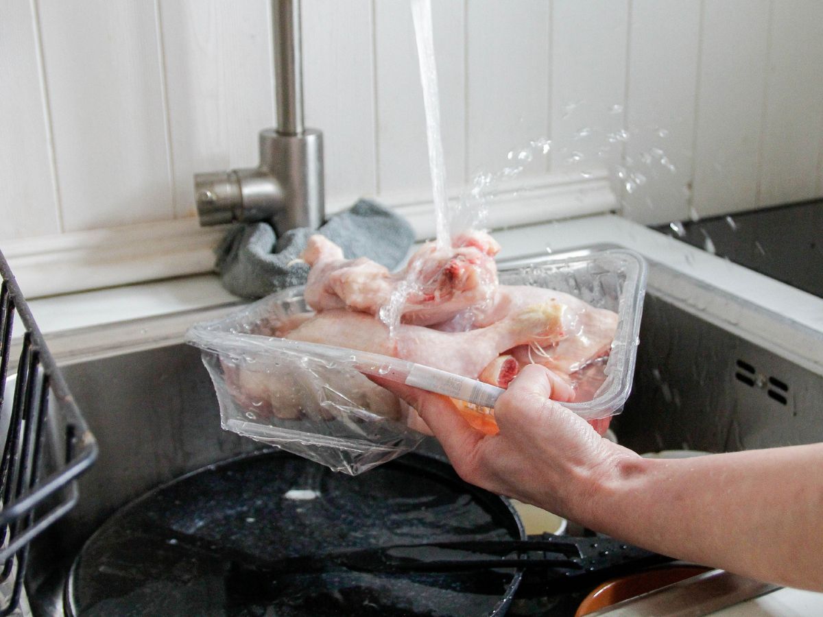 10-rossz-konyhai-szokas - Nők Lapja nyers hús leöblítése főzés előtt