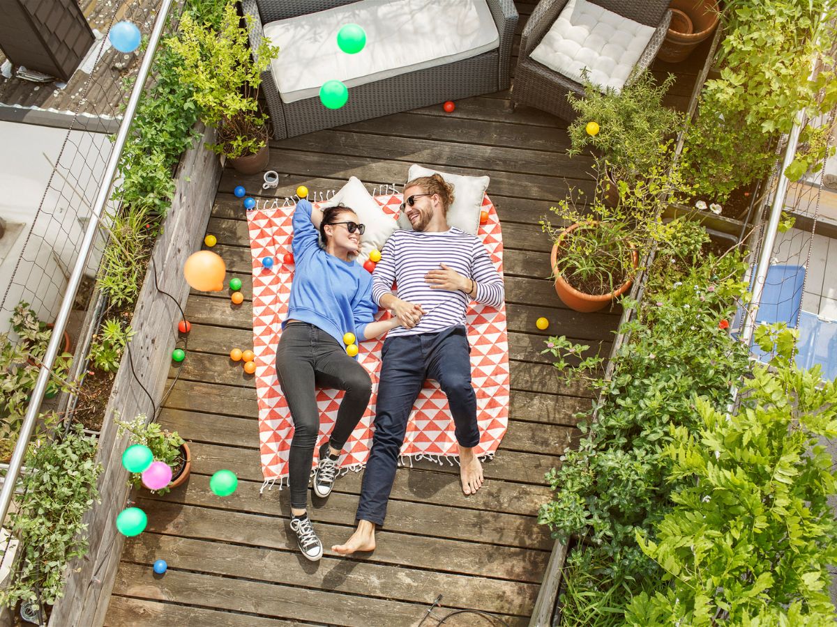 fiatal pár fekszik az erkélyen