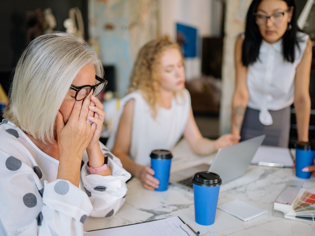 szemét dörzsölő, fáradt nő az irodában, munkaidőben