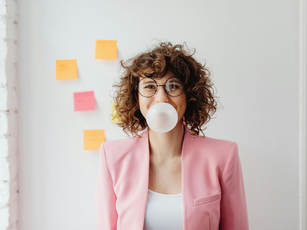 rágógumizó nő rózsaszín zakóban