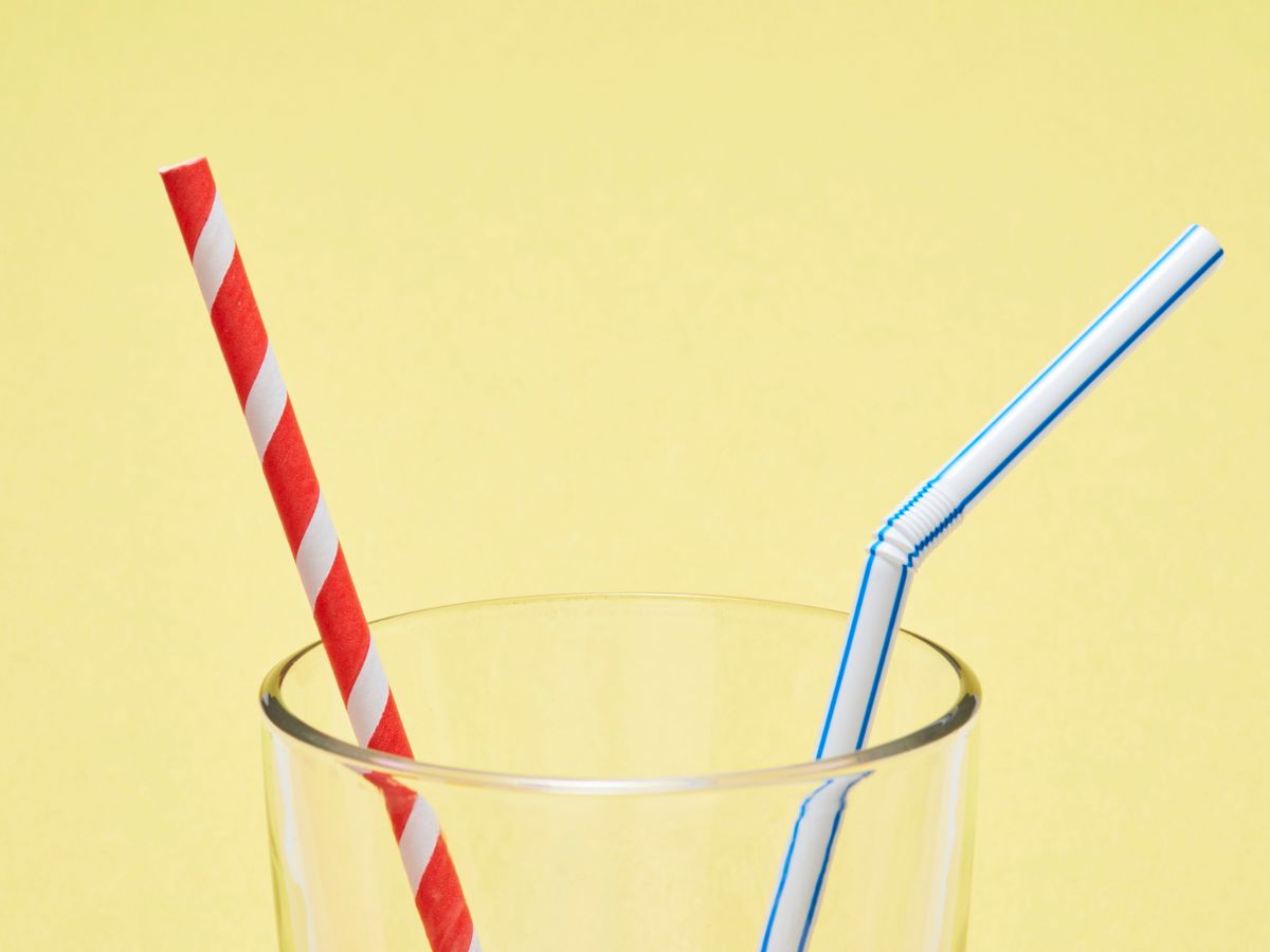 színes szívószálak egy pohárban