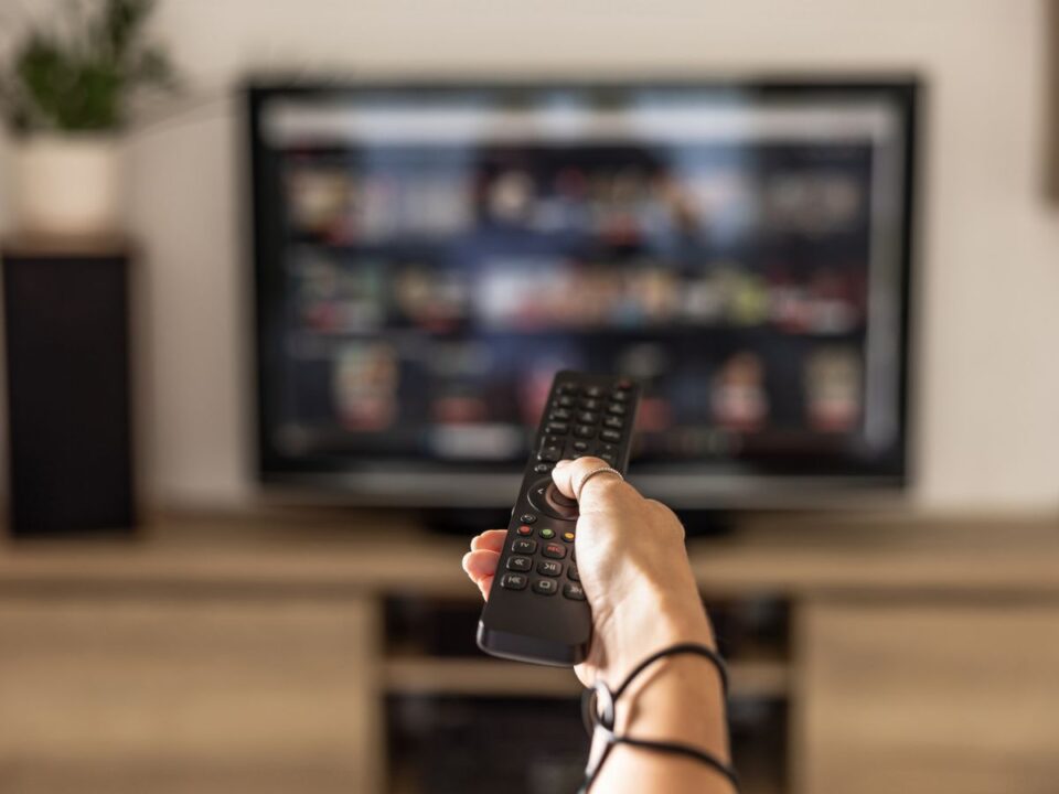 egy nő keresgél a streaming szolgáltatók kínálatában