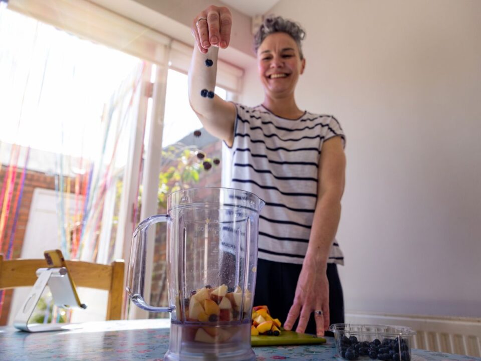 menopauza-30-30-3-modszer - Nők Lapja egy nő turmixot készít az otthonában