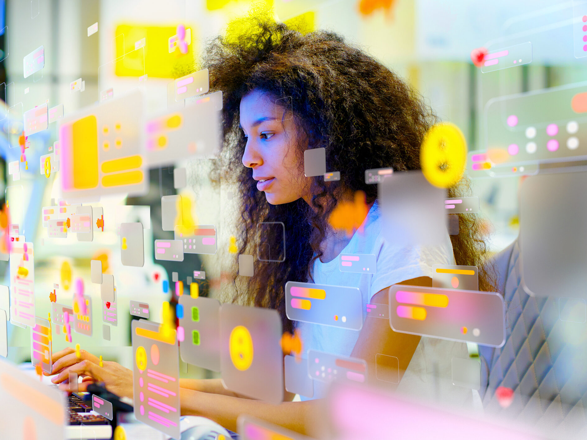 fiatal nő számítógép előtt körülötte színes képkockák adatok