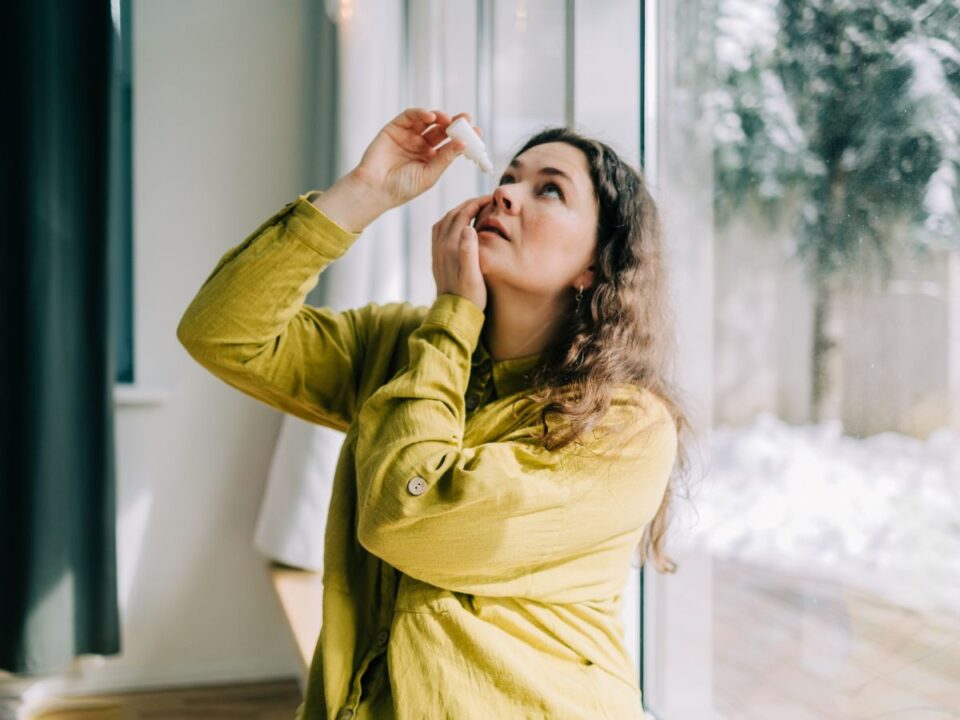 nő csepegtet a szemébe